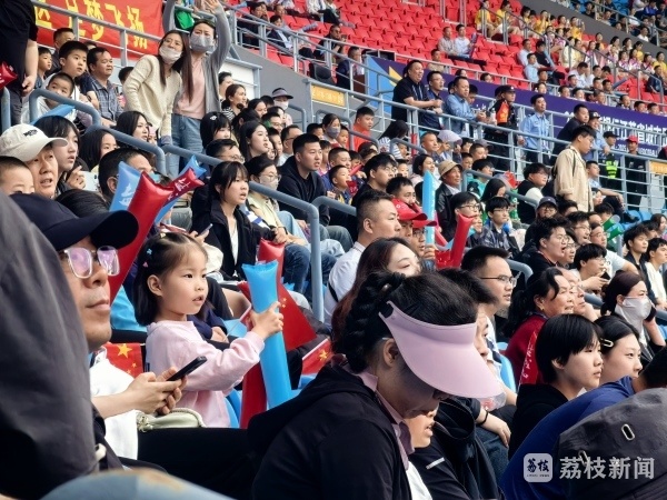 关于场面火爆！足球观众席沸腾不已的信息