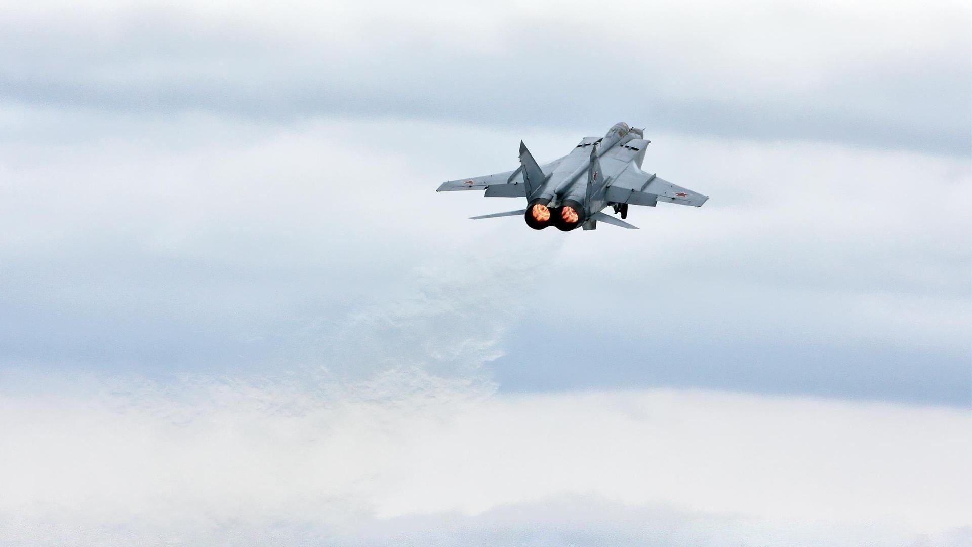 安哥拉战术谜题击溃阿森纳，阿坎吉从犯错到关键的救赎剧本