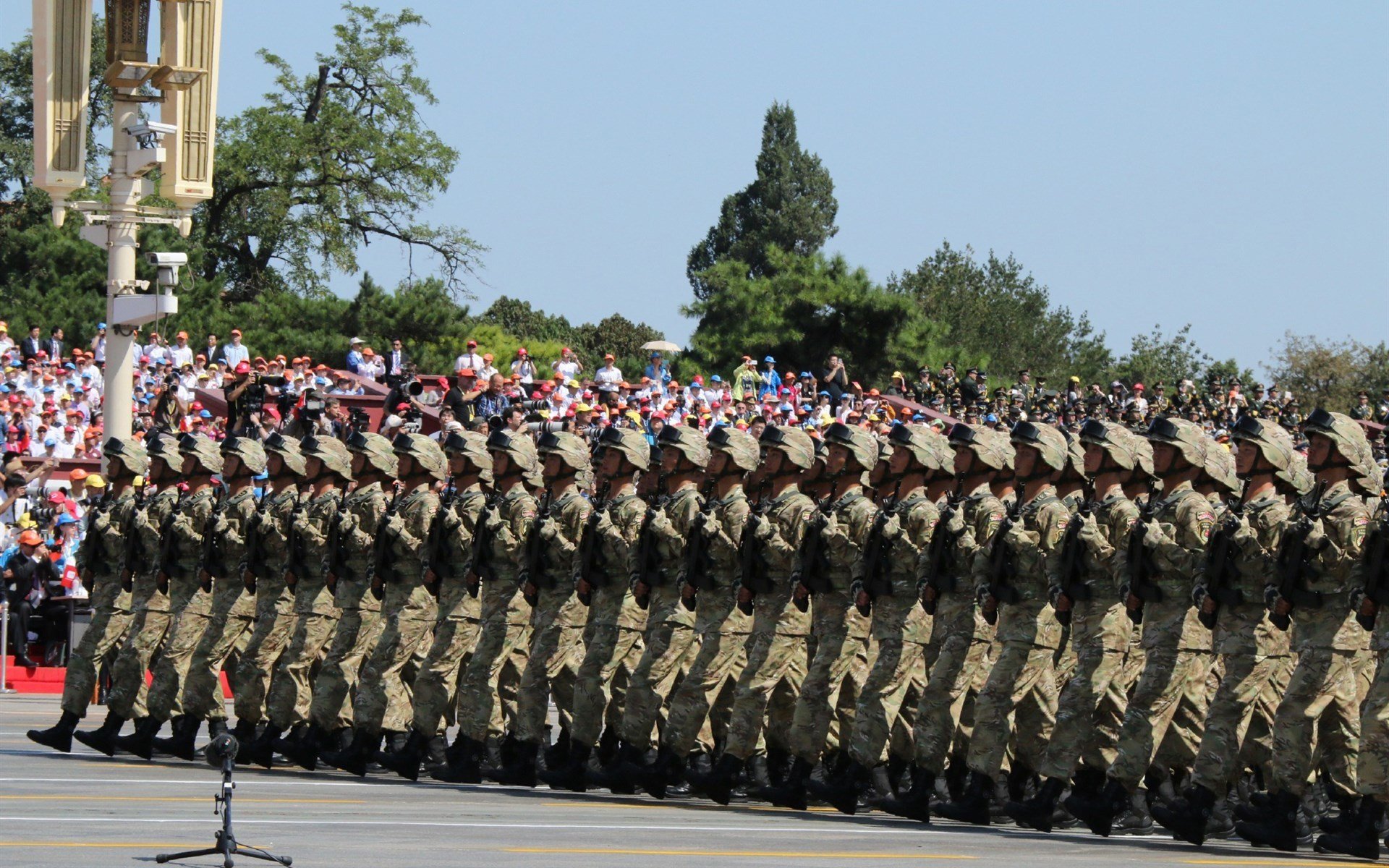 足球场的东决，德国击溃丹麦之夜，伊萨克如何接管比赛