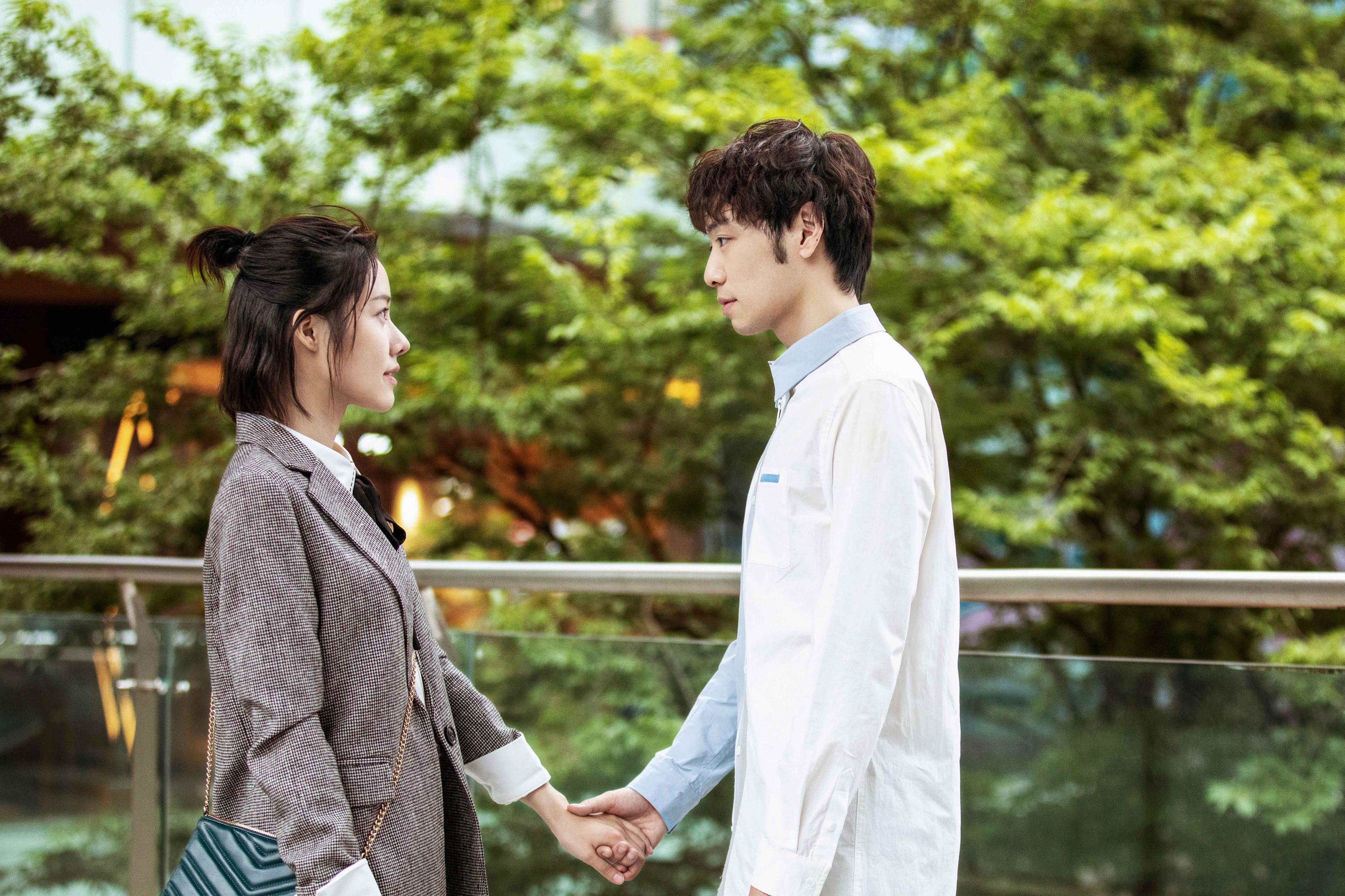 群山静默处，单骑已破关